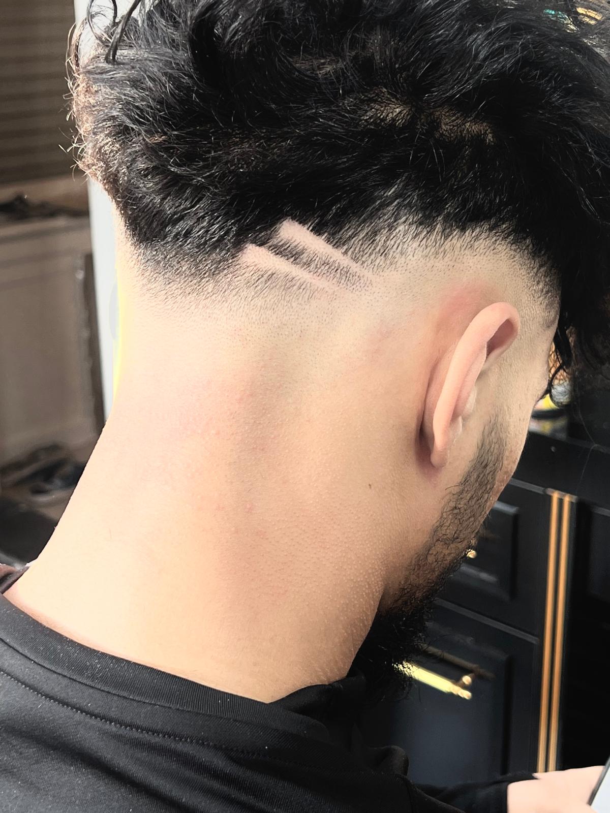 Achterhoofd van een klant met een fade en twee geschoren lijnen